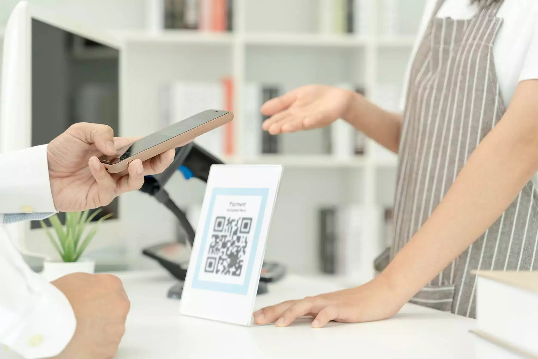 Un ristoratore analizza i dati provenienti da un menu digitale interattivo, trasformando un semplice QR code in un'architettura di marketing.