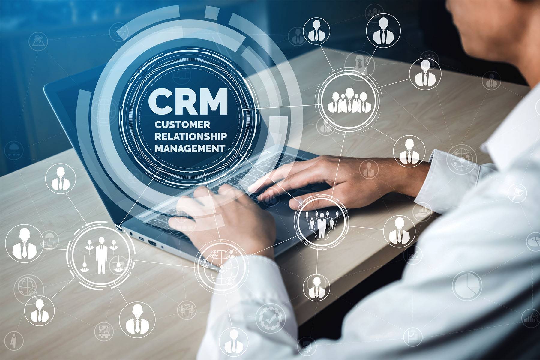 Marketing Automation Specialist Cagliari: un professionista progetta un sistema integrato tra CRM e automazione per un'azienda.